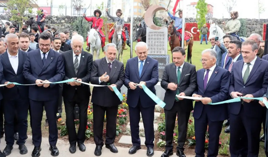 KKTC Aksakalı Oktay Öksüzoğlu Kayseri'de Türkoloji Zirvesi'ne katıldı