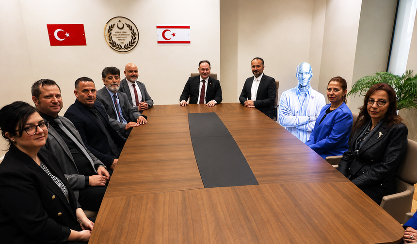 Öztürkler, YDÜ'nün yapay zekâ tabanlı akademisyeni AI Prof. DUX'ı kabul etti