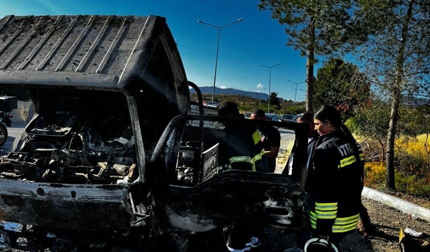 Seyir halindeki kamyonet araçta yangın...