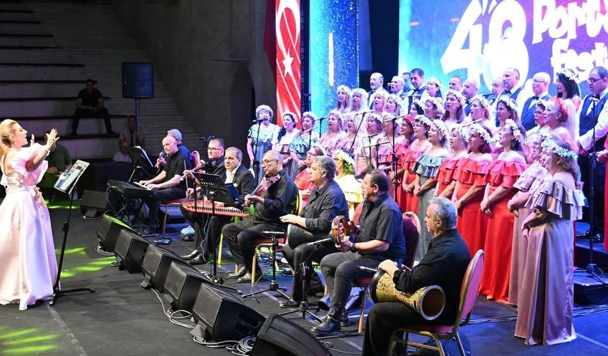 Bahar Esintileri Sanat Derneği Korosu Portakal Festivali'nde konser verdi