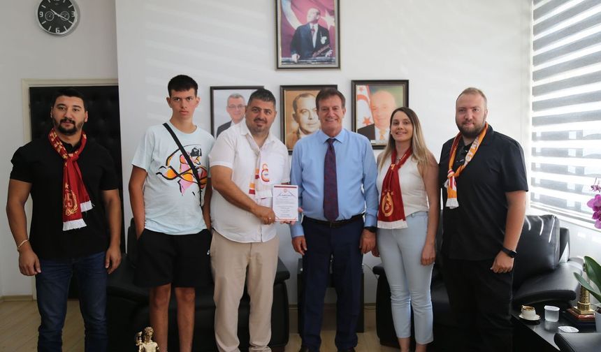 Bayındırlık ve Ulaştırma Bakanı Arıklı KKTC Galatasaraylılar Derneği'ni kabul etti