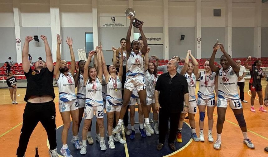 Girne Belediye Başkanı Şenkul, Kadınlar Basketbol Ligi şampiyonu Akdeniz Spor Birliği'ni kutladı