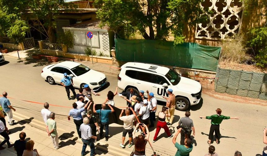 Birleşik Kıbrıs- İki Toplumlu Barış İnsiyatifi Dayanışma Evi önünde pankart açtı