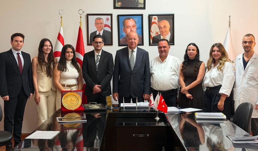 Dinçyürek: 'Genç hekimlerin haklı mücadelesinin yanındayız'