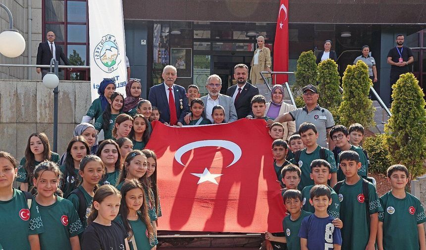 KKTC Aksakalı Öksüzoğlu Kayseri'de Kıbrıs gazileri ve öğrencilerle buluştu