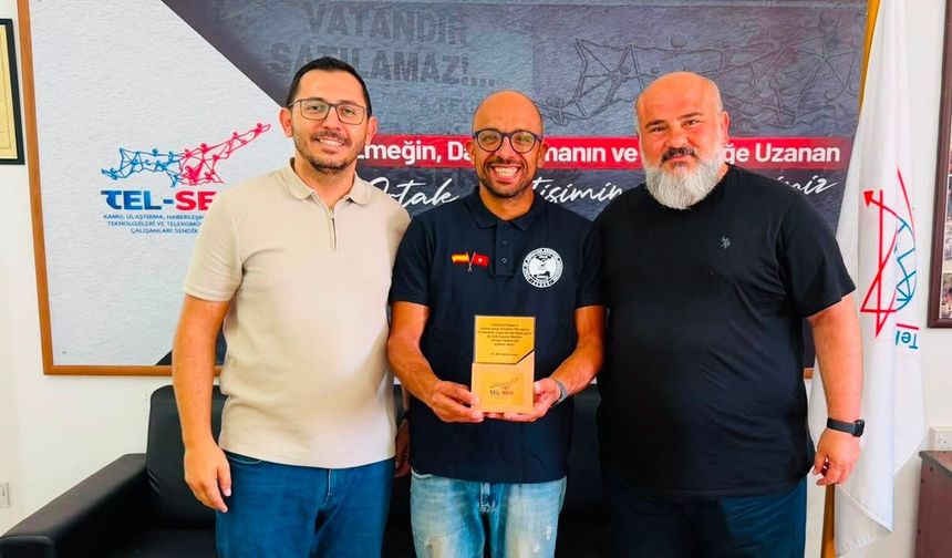 Tel-Sen, Cebelitarık'ı geçen ilk Kıbrıslı yüzücü İlker'e plaket verdi