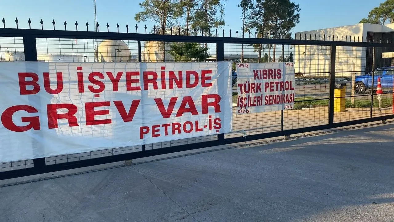 DEV-İŞ Kıbrıs Türk Petrolleri Ltd.'de eylemde: 'Uzlaşı olmazsa süresiz greve gidilecek'