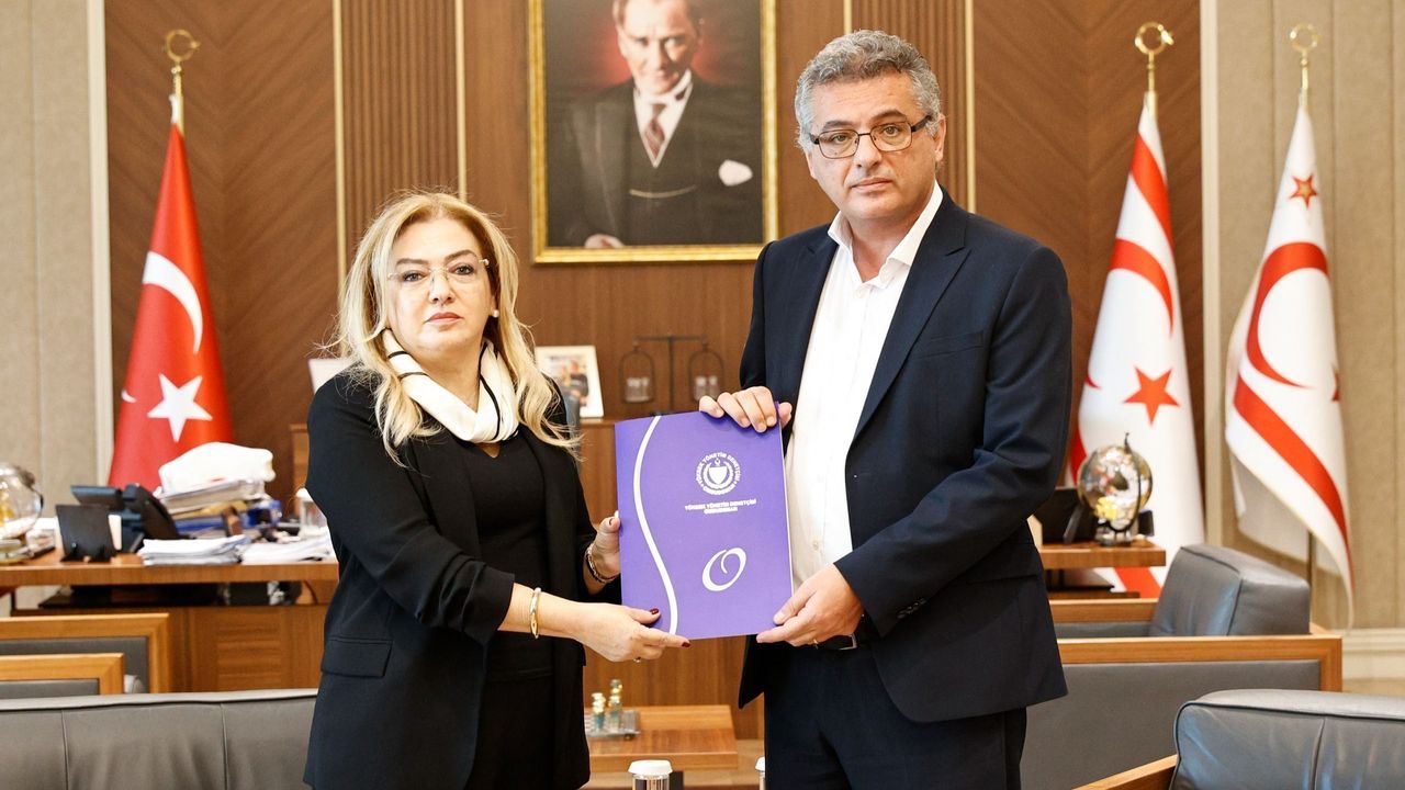 İlkan Varol, Ombudsman raporunu Erhürman'a sundu